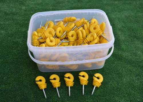 Izolator wkręcany do drewna żółty 150 sztuk z wiaderkiem - obrazek 3